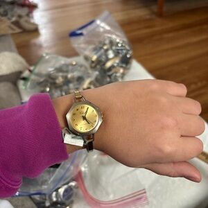 Vintage ladies mechanical gold tone watch